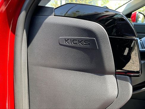 Used 2025 Nissan Kicks SR FWD image 9