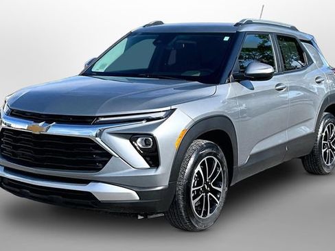 Used 2024 Chevrolet TrailBlazer LT w/ LT Cold Weather Package AWD/4WD image 3