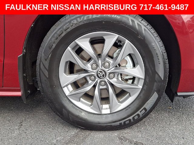 Used 2026 Toyota Sienna XLE FWD image 9
