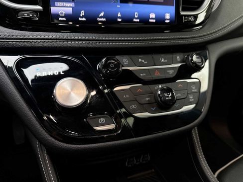 Used 2025 Chrysler Pacifica Limited FWD image 17
