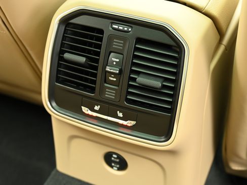 Used 2025 Porsche Macan image 26