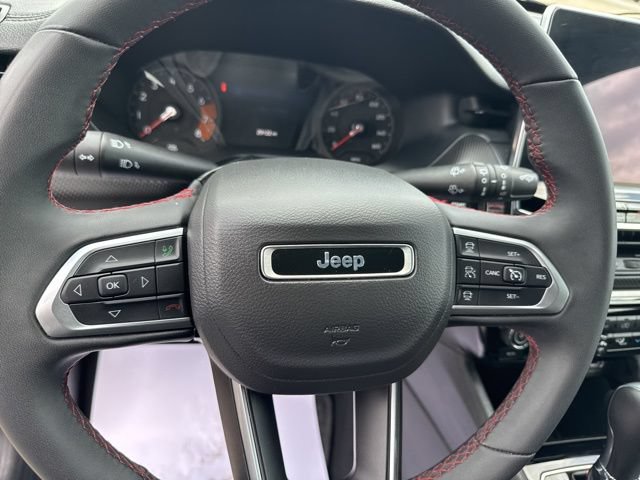 Used 2025 Jeep Compass Trailhawk AWD/4WD image 14