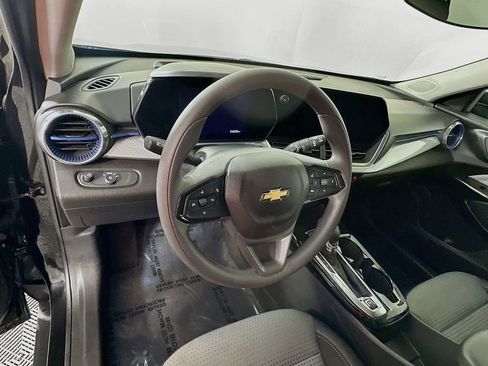 Used 2025 Chevrolet Trax LT FWD image 16