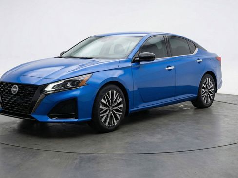 Used 2025 Nissan Altima 2.5 SV image 3