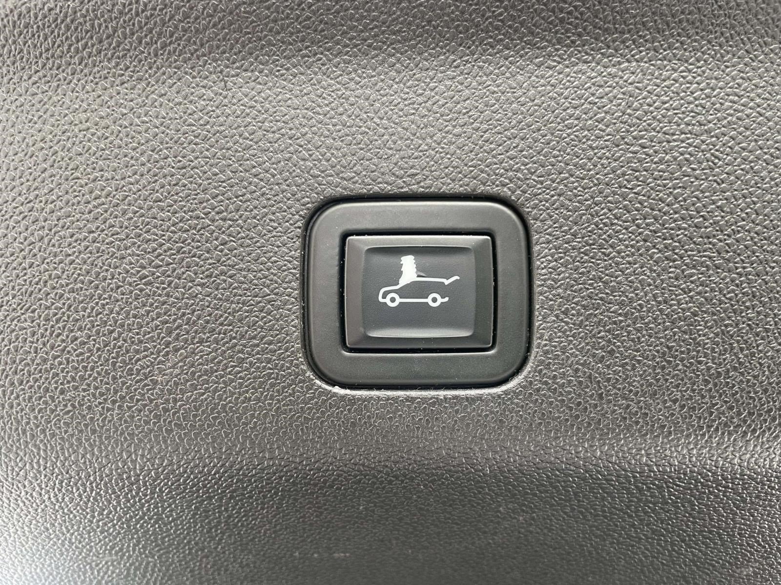 Used 2021 GMC Yukon XL Denali w/ Denali Premium Package AWD/4WD image 9