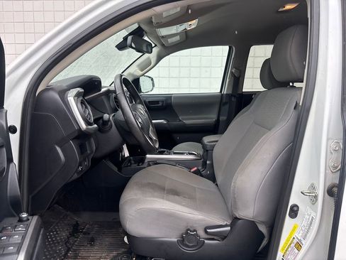 Used 2018 Toyota Tacoma SR5 RWD image 4