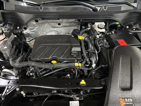 Used 2025 Chevrolet Trax LT FWD image 24