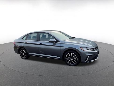 Used 2025 Volkswagen Jetta SE image 2