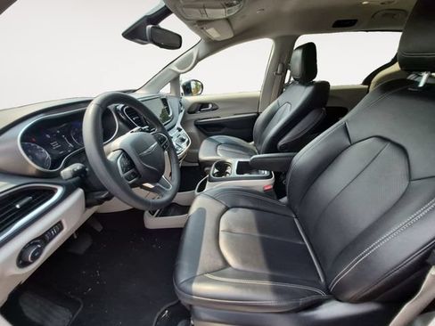 Used 2024 Chrysler Pacifica Touring-L FWD image 9
