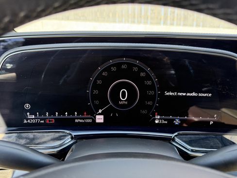 Used 2021 Cadillac Escalade Premium Luxury image 16