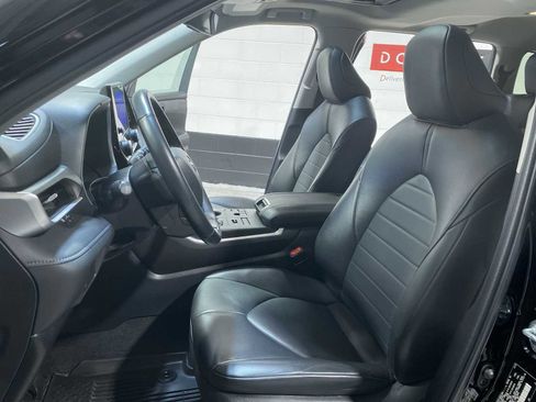 Used 2023 Toyota Highlander XLE image 11