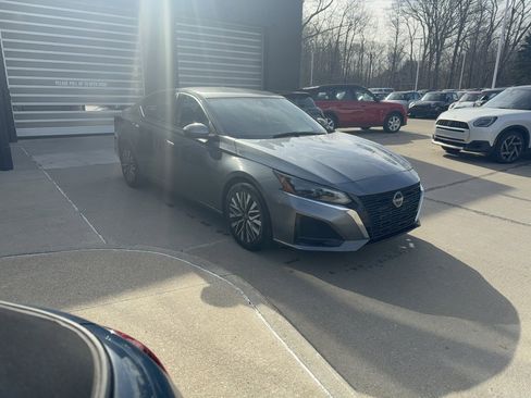 Used 2023 Nissan Altima 2.5 SV image 3