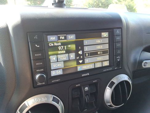 Used 2016 Jeep Wrangler Unlimited Rubicon w/ Connectivity Group AWD/4WD image 31