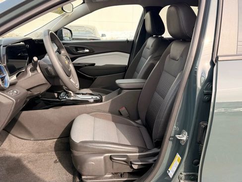 Used 2025 Chevrolet Trax LT image 12