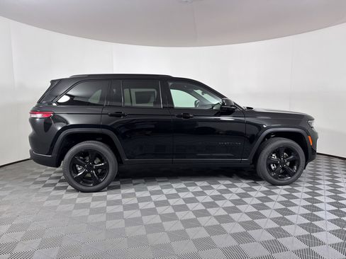 New 2025 Jeep Grand Cherokee Altitude image 20