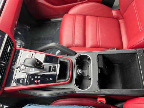 Used 2022 Porsche Cayenne Platinum Edition image 34