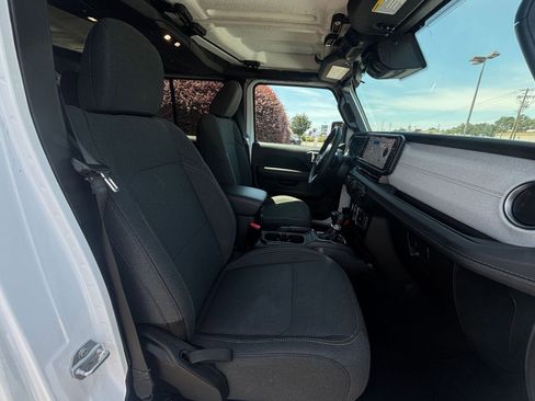 Used 2025 Jeep Wrangler Unlimited Sahara AWD/4WD image 36