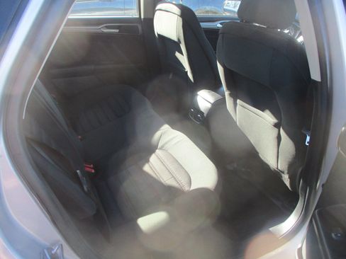 Used 2017 Ford Fusion SE w/ Fusion SE Technology Package image 8