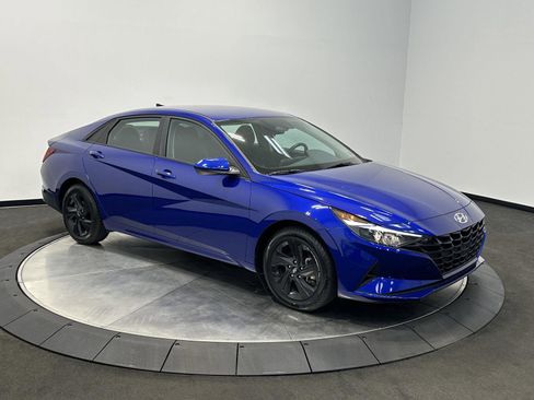 Certified 2023 Hyundai Elantra SEL w/ Preferred Accessory Package FWD image 2