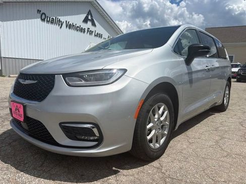 Used 2024 Chrysler Pacifica Touring-L FWD image 24