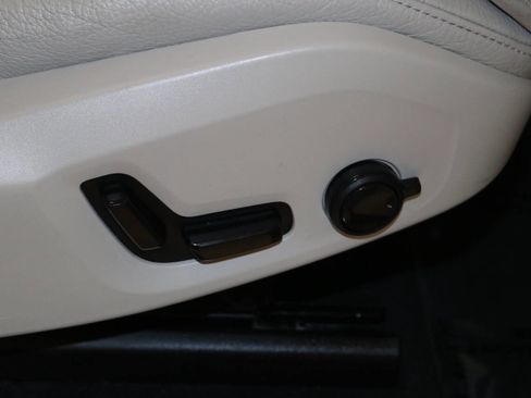 Used 2019 Volvo XC60 T5 Momentum w/ Premium Package image 59