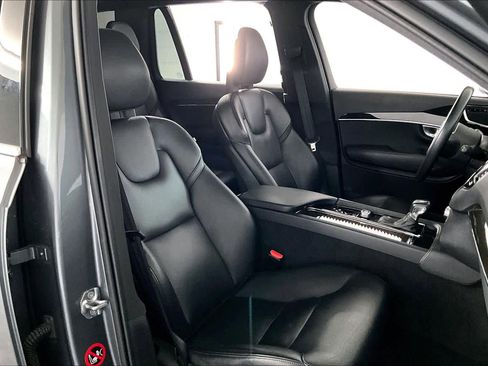 Used 2018 Volvo XC90 T6 Momentum w/ Convenience Package image 7