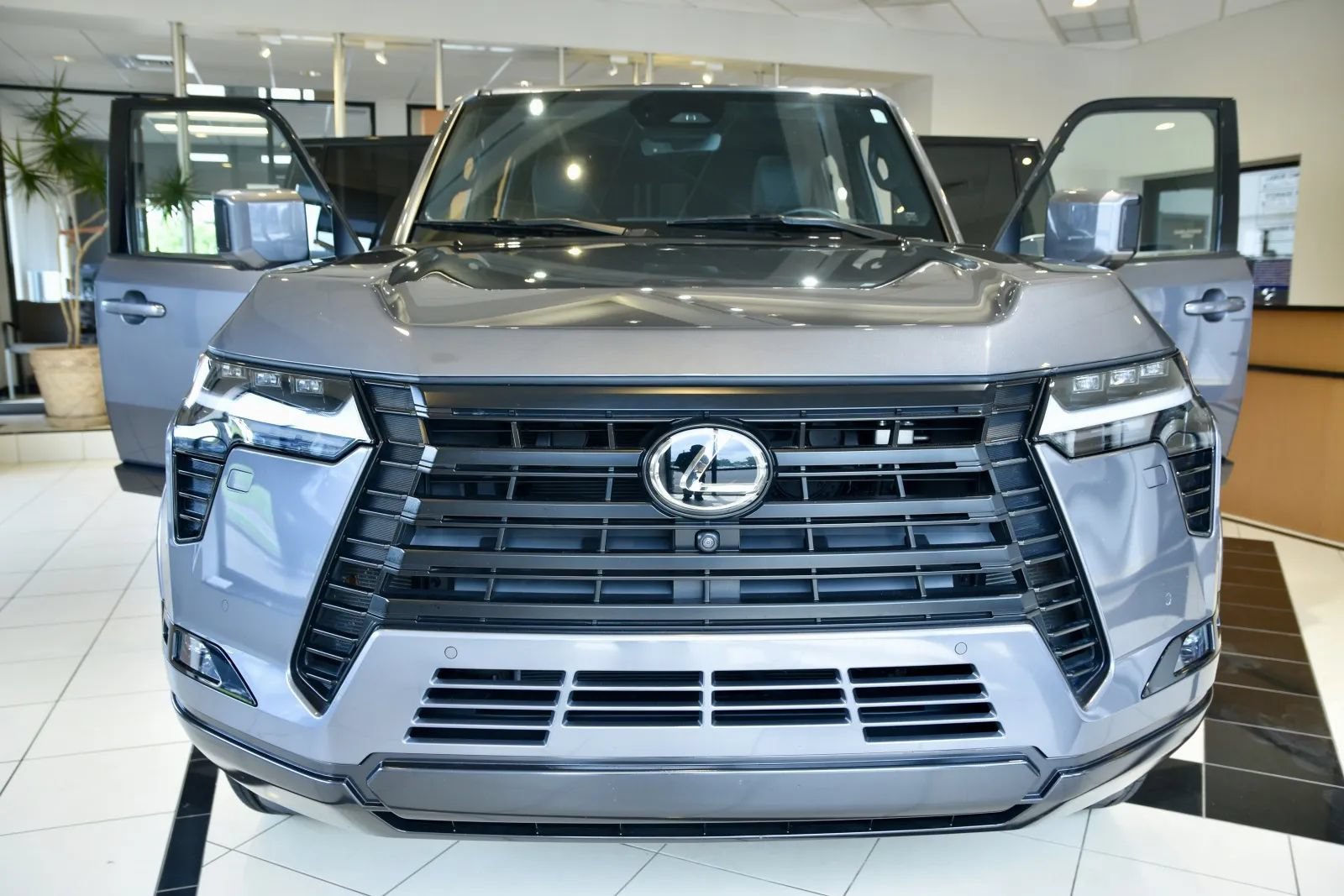 Used 2024 Lexus GX 550 w/ Accessory Package (Z1) AWD/4WD image 2