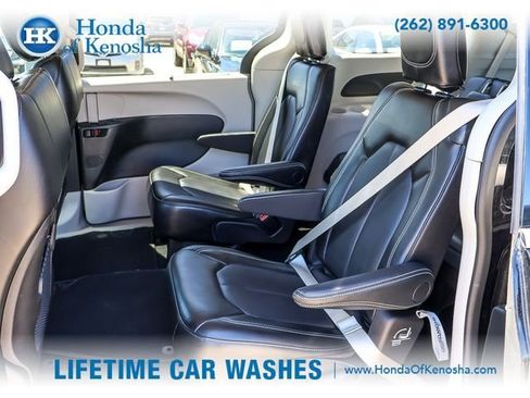 Used 2024 Chrysler Pacifica Touring-L FWD image 11