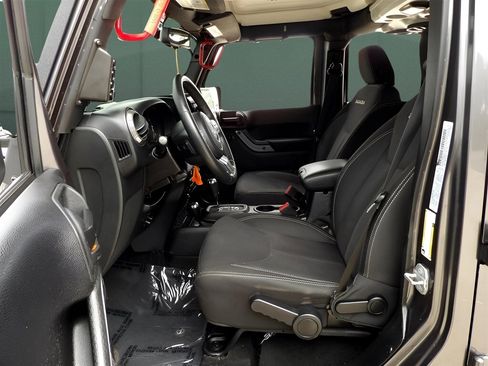 Used 2016 Jeep Wrangler Unlimited Sahara w/ Connectivity Group image 12