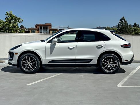 Certified 2025 Porsche Macan image 2