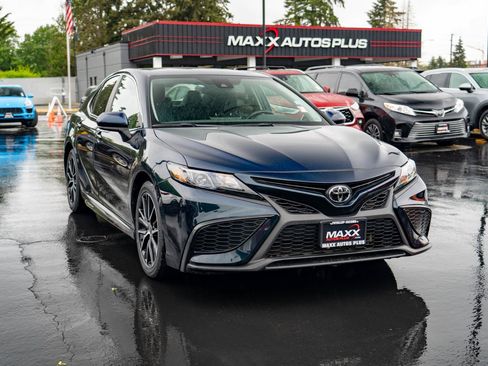 Used 2021 Toyota Camry SE FWD image 2