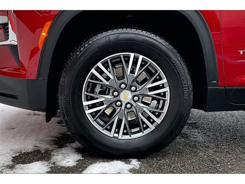 Used 2025 Chevrolet Traverse LT image 9