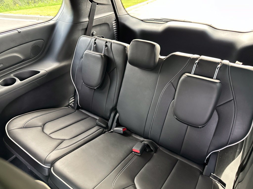 Used 2025 Chrysler Pacifica Limited FWD image 15