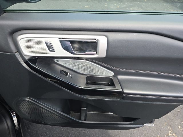 Used 2021 Ford Explorer Platinum w/ Equipment Group 601A AWD/4WD image 32