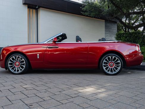 Used 2018 Rolls-Royce Dawn RWD image 21