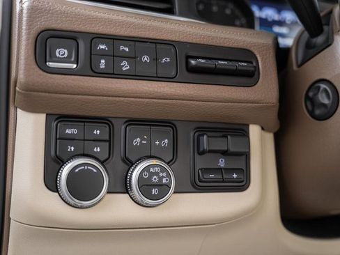 Used 2021 GMC Yukon XL Denali w/ Denali Premium Package image 48