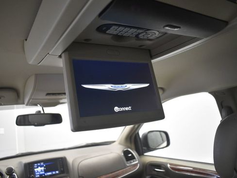 Used 2015 Chrysler Town & Country Touring w/ Driver Convenience Group image 26
