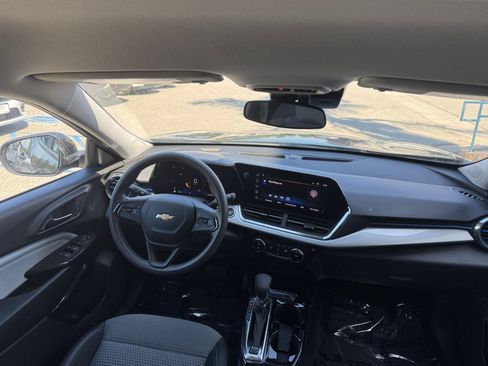 Used 2025 Chevrolet Trax LT FWD image 29