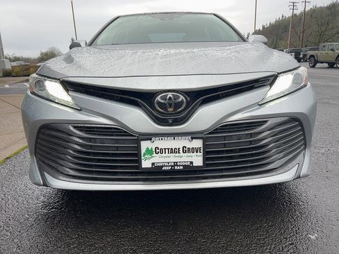 Used 2019 Toyota Camry XLE image 3