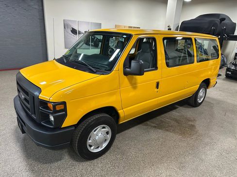 Used 2011 Ford E-150 and Econoline 150 Wagon RWD image 2
