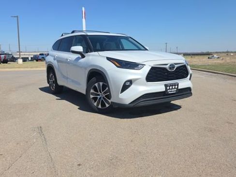 Used 2023 Toyota Highlander XLE image 9