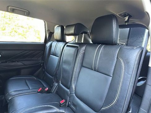 Used 2018 Mitsubishi Outlander SEL image 32