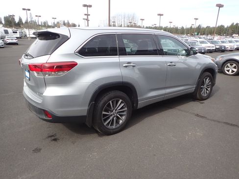 Used 2017 Toyota Highlander XLE image 5