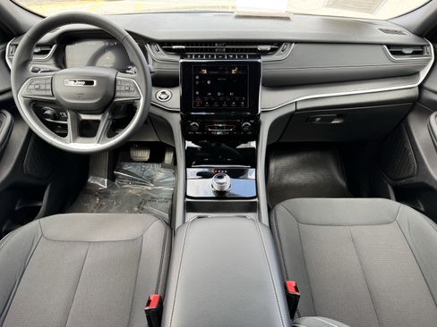 Used 2024 Jeep Grand Cherokee Laredo w/ MOPAR Finishing Package image 12