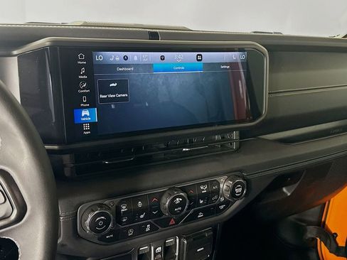 Certified 2025 Jeep Gladiator Sport w/ Premium Package AWD/4WD image 17