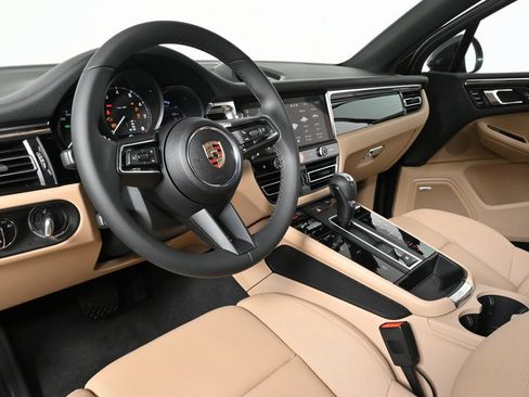 Certified 2025 Porsche Macan image 4