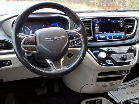 Used 2021 Chrysler Pacifica Touring-L image 12