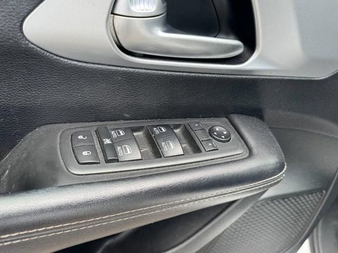 Used 2018 Chrysler Pacifica Touring-L Plus FWD image 17
