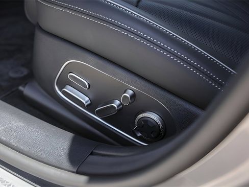 Used 2025 Genesis G90 3.5T image 8