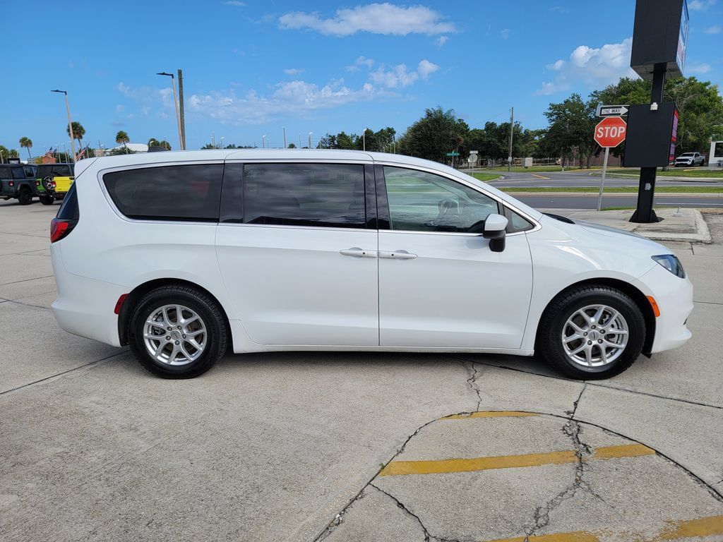 Used 2022 Chrysler Voyager LX FWD image 6